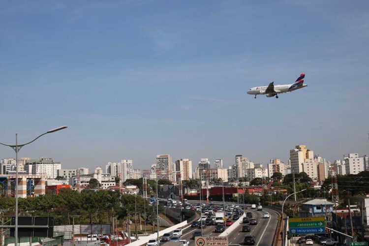 Aeroportos podem sofrer desabastecimento de combustível, alerta Abear