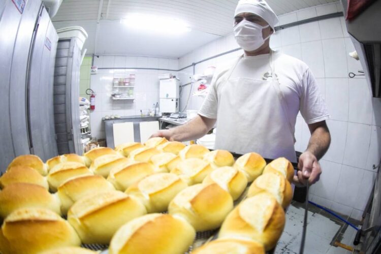 Setor alimentício lidera criação de empregos na indústria paranaense em outubro