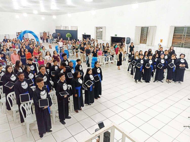 Colação de grau marca encerramento do ano letivo na Escola Curitiba