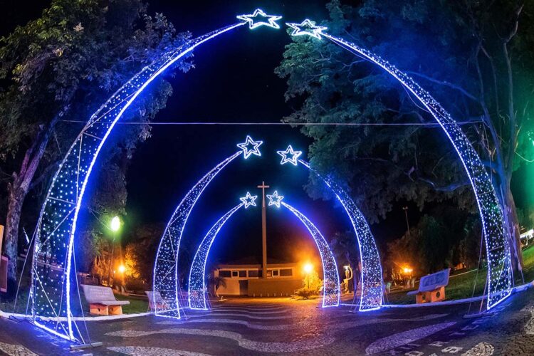 Luzes e cores enfeitam Diamante do Norte e convidam moradores a festejar o Natal