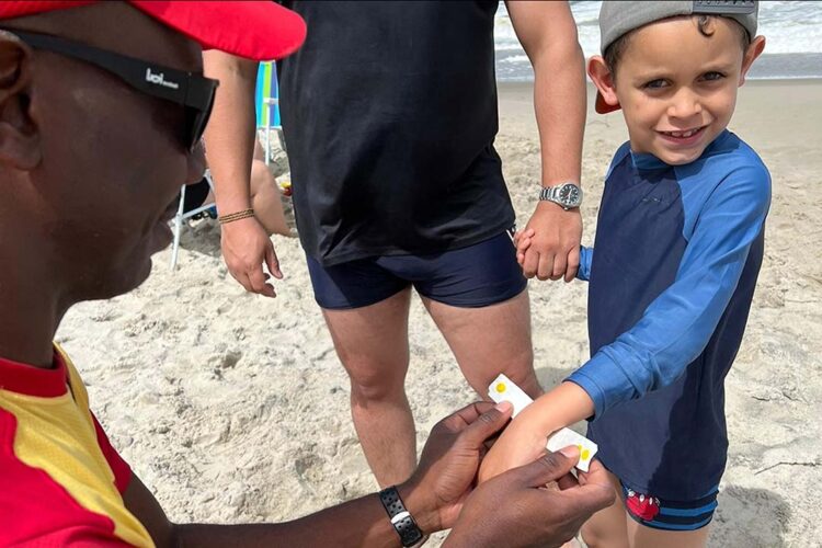 Corpo de Bombeiros orienta sobre retirada de pulseirinhas e cuidados com crianças nas praias