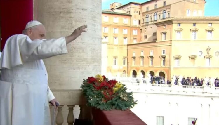 Papa concede a bênção “Urbi et Orbi” e a dedica especialmente às regiões de conflitos e guerras