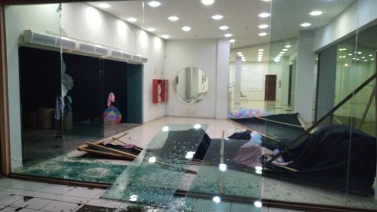 Município trabalha em pontos críticos para resolver situações emergenciais causadas pelo vendaval de quinta-feira