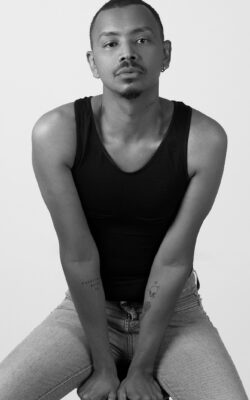 Captar a essência e revelar sentimentos. Traduzir o mundo em imagens. Eternizar histórias. Fotografar é mais do que contar cliques: é fazer da vida inspiração e descobrir nos detalhes conceitos que se transformam em obras de arte. Essa é a missão maior do estúdio Coast Fotografia, em Paranavaí, especializado em ensaios, moda e imagens gourmet. O essencial é percebido pelo olhar e também pelo coração.