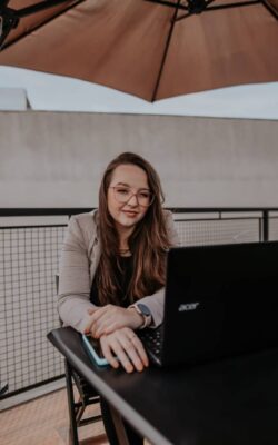 Gabriela Travain é especializada em ensaios maternos infantis e registra o seu momento para uma vida inteira com todo amor e carinho. Conta com um espaço preparado para receber as famílias de maneira confortável para que possam vivenciar o registro daquele momento único em suas vidas. Realiza ensaios de gestante, newborn, infantis, cake smash, batizados e aniversários infantis.