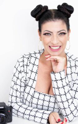 Néya Zambotti, fotógrafa de gestante, newborn, smash the cake, festa de aniversario, batizados e ensaios femininos. Sua frase é: "Para momentos únicos, lembranças eternas".