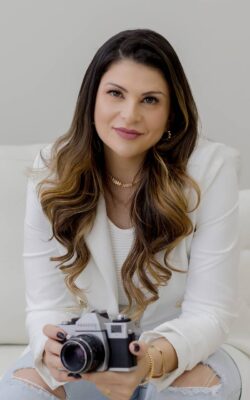 Alana Coccon, fotógrafa de famílias, especializada em gestantes, newborn e fotografia feminina, apaixonada pela arte de fotografar momentos e eternizá-los em imagens.