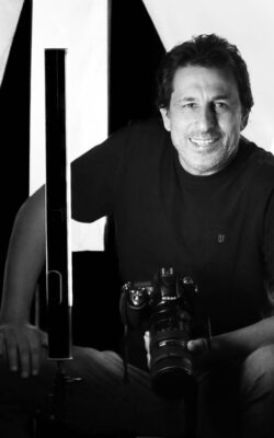 Guto Costa tem uma história de 40 anos dedicados à arte de fotografar. Acredita que por mais que fique atrás da câmera, é parte do que acontece na frente dela.