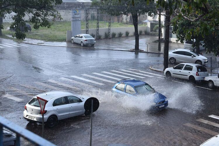 Chuvas em dezembro superam média histórica, informa Simepar