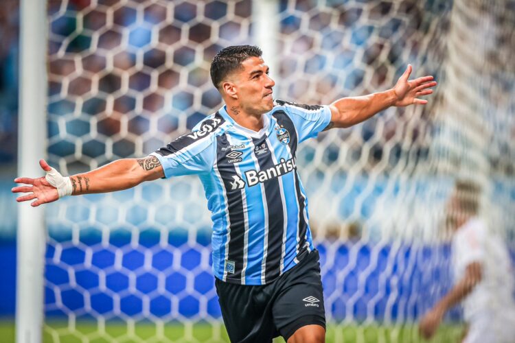 Suárez faz três na estreia, Grêmio goleia o São Luiz e conquista a Recopa