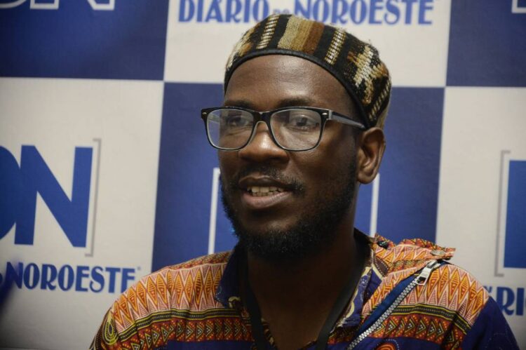 No Brasil desde 2016, angolano transmite mensagens de amor e alegria