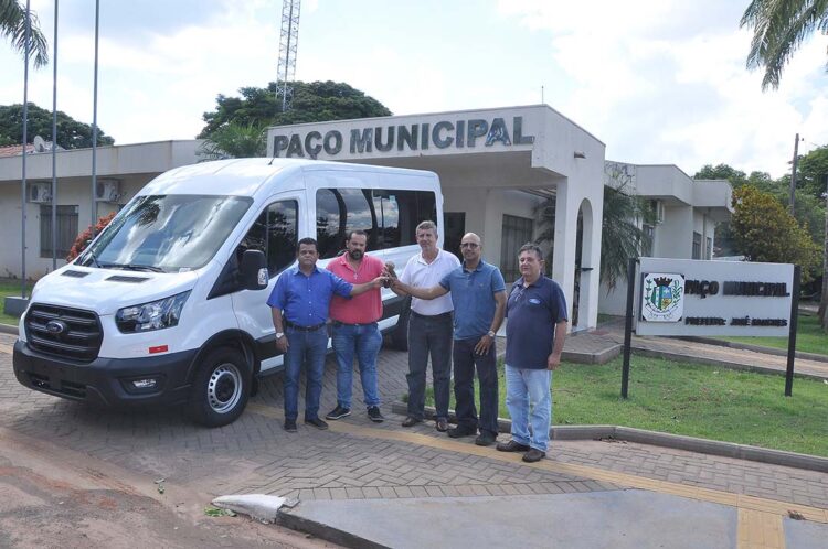 Secretaria de saúde recebe veículo para transporte de pacientes