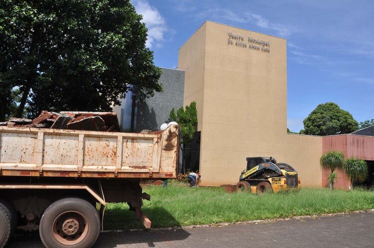 Depois de quase cinco anos interditado, começa  a reforma do teatro municipal de Paranavaí
