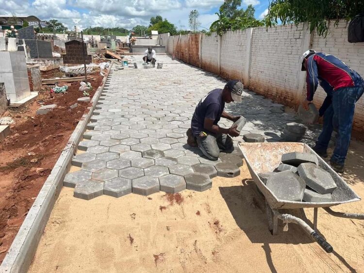 Prefeito acompanha obras no município