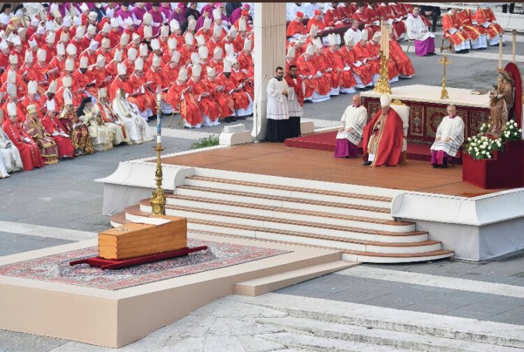 Sob liderança de papa Francisco,  Vaticano se despede de Bento 16