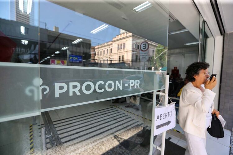 Procon alerta para golpes envolvendo repasses do governo federal a famílias