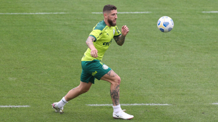 Zé Rafael celebra renovação de contrato até 2025