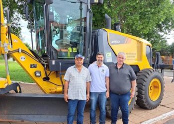 Prefeito entrega motoniveladora para Secretaria de Obras