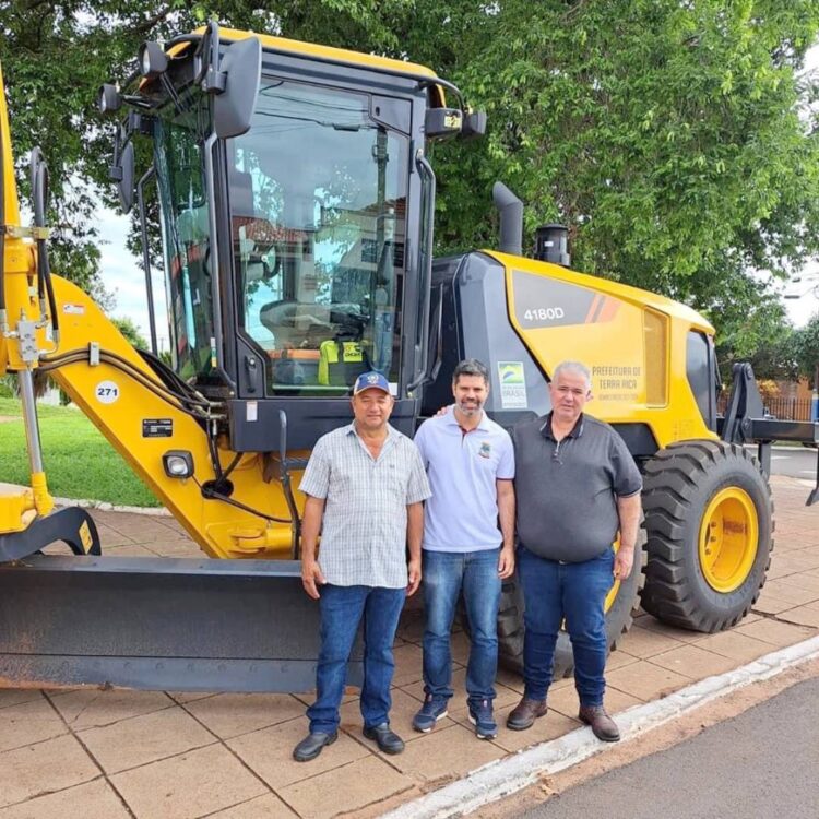 Prefeito entrega motoniveladora para Secretaria de Obras