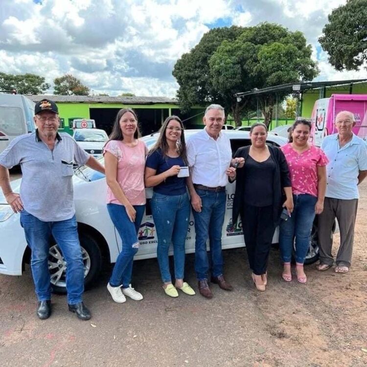 Prefeito Zé Maria entrega veículos para instituições