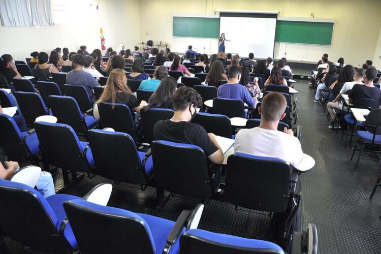 Voltado a alunos da rede estadual, curso pré-vestibular da UEL está com inscrições abertas