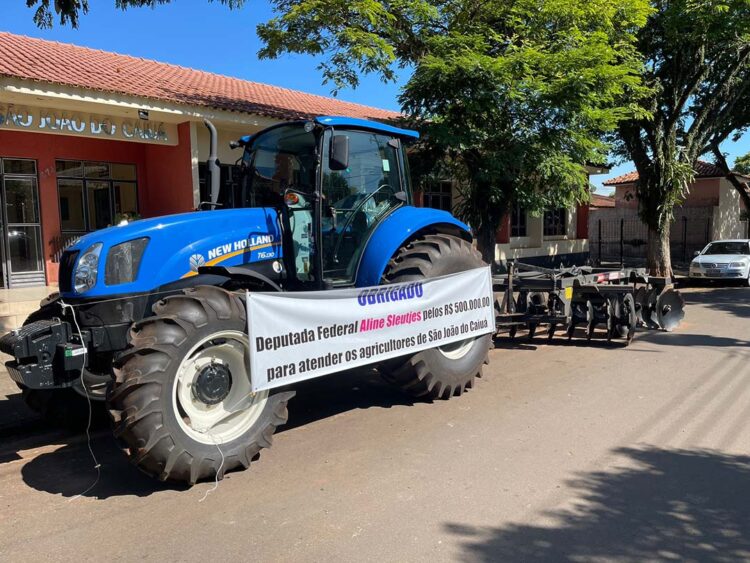 São João do Caiuá recebe trator e implemento agrícola para fortalecer pequenos produtores