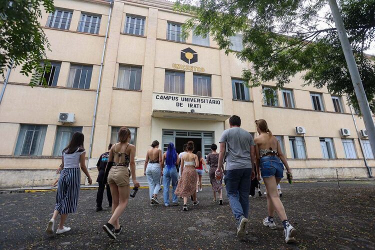 Unicentro abre concurso público para contratação de agentes; salários vão até R$ 5.400,29