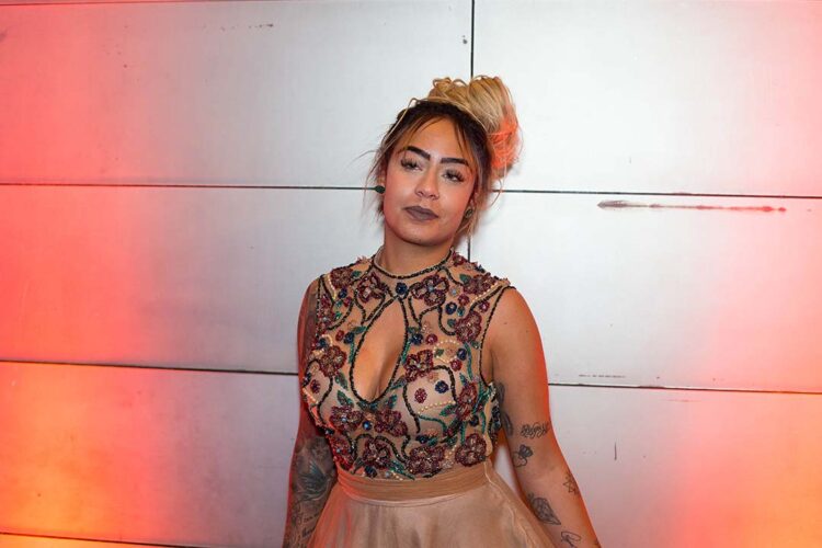 Irmã de Neymar é criticada por diferença entre filtro em foto no Instagram e realidade em desfile na Sapucaí