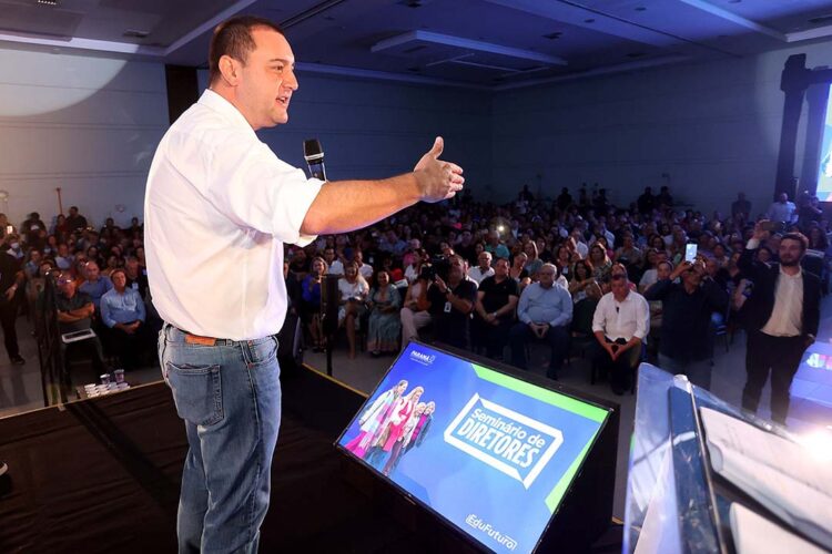 Gratificação a diretores que reduzirem abandono escolar chegará aos colégios menores