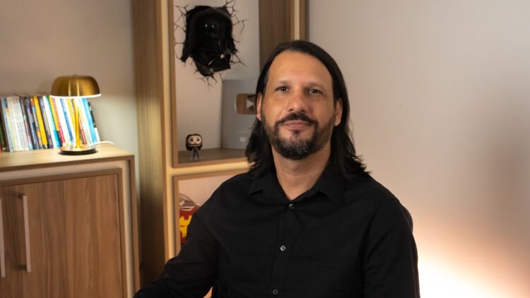 Aplicação do Ensino Religioso nas escolas brasileiras ganha destaque com livro de Doutor em Educação