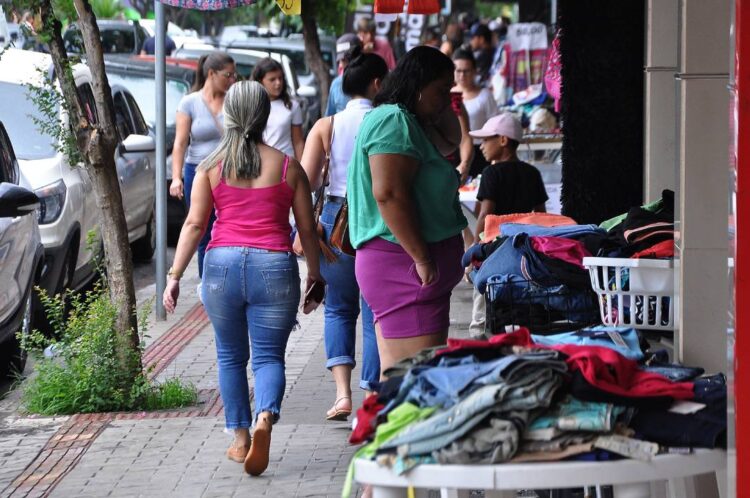 Comércio de rua fecha segunda e volta a funcionar normalmente na terça de Carnaval