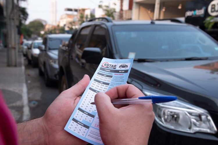 Vereadora de Paranavaí pede modernização  do sistema de estacionamento rotativo