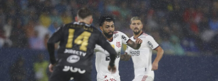 Vítor Pereira esfria pressão, mas falha em nova decisão põe trabalho em xeque