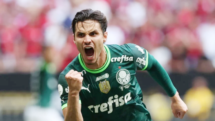 Raphael Veiga revela que mira em  três jogadores em bola parada