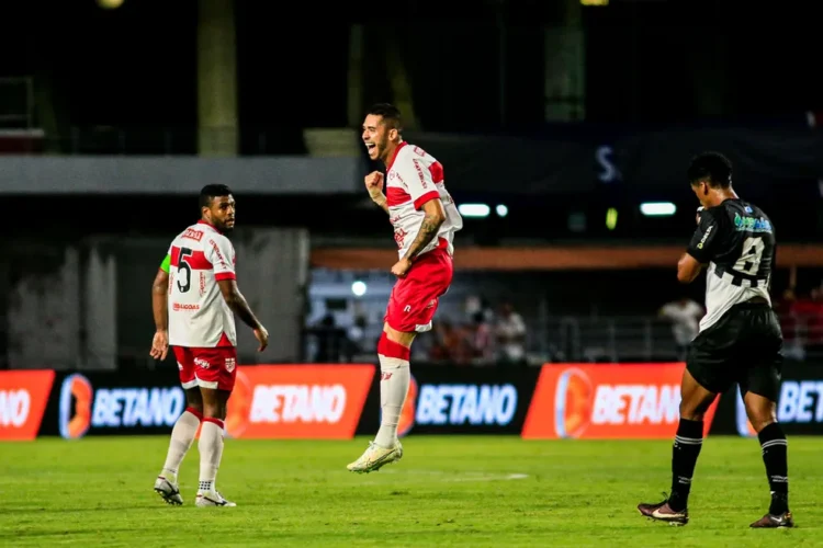Renato comemora primeiro hat-trick e classificação do CRB na Copa do Brasil
