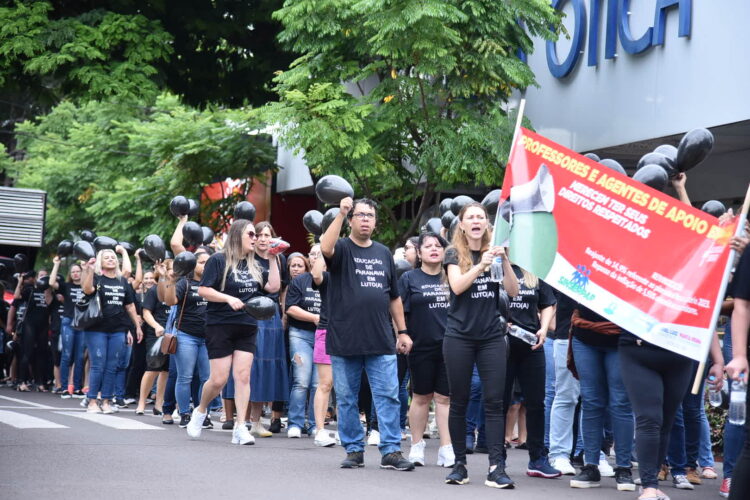 Professores e agentes de apoio educacional de Paranavaí pedem reajuste salarial
