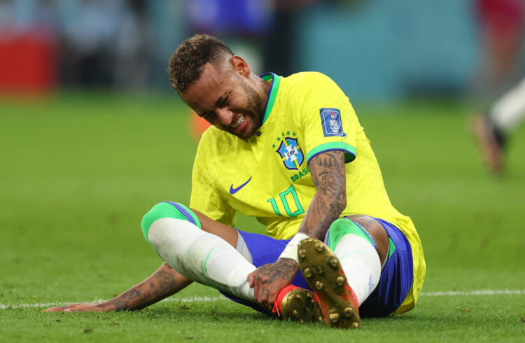 Neymar é o jogador que mais sofreu faltas no mundo desde sua estreia no PSG