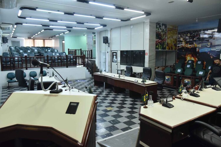 Vereadores propõem aumento de cadeiras na Câmara de Paranavaí