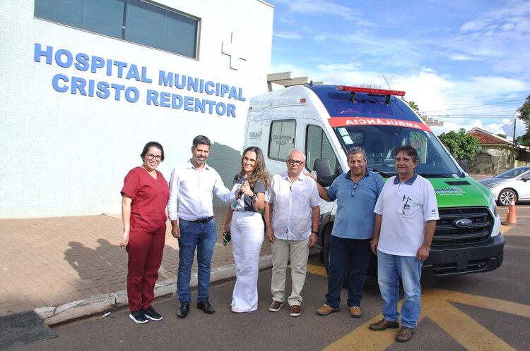 Terra Rica recebe veículo para transporte de pacientes