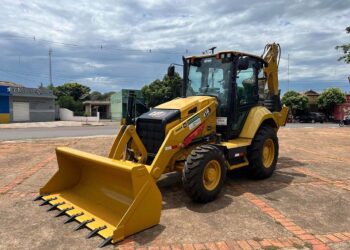 Município recebe retroescavadeira para reforçar  trabalho no setor rural e limpeza da cidade