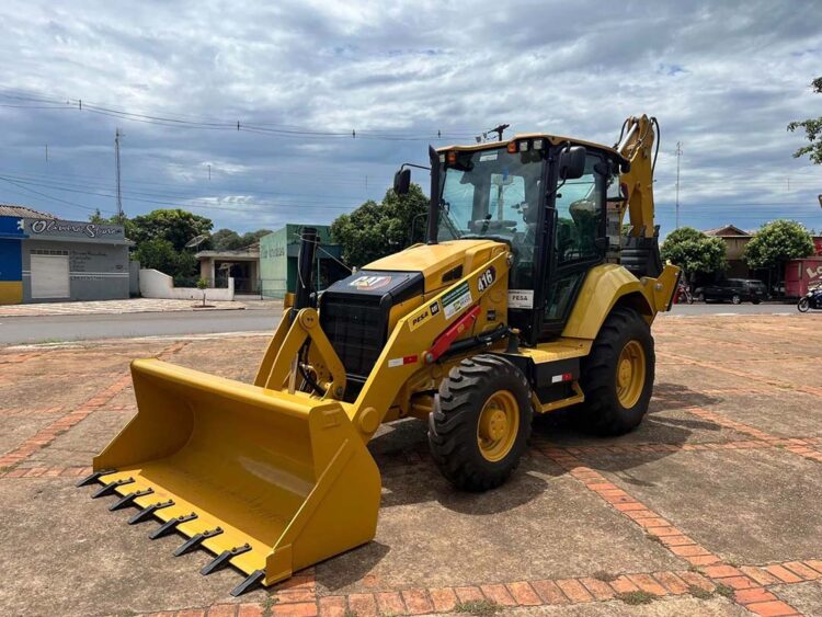Município recebe retroescavadeira para reforçar  trabalho no setor rural e limpeza da cidade