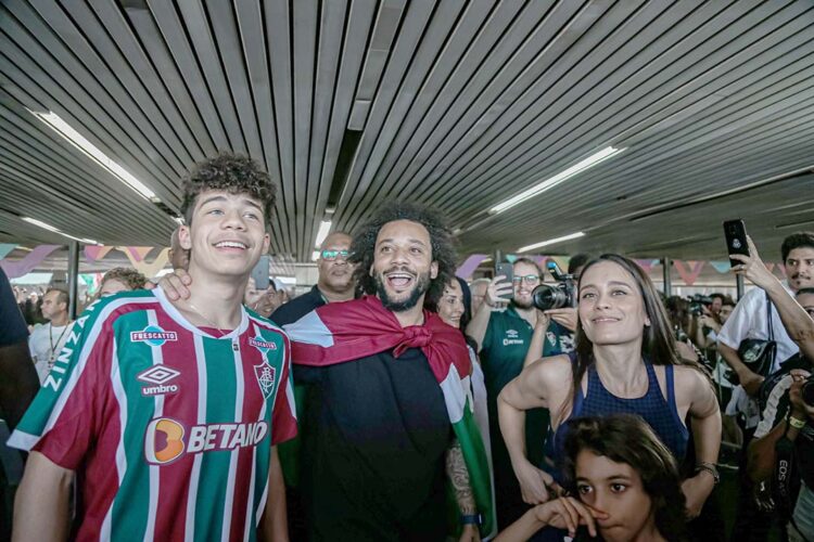 Marcelo desembarca no Rio sob festa da torcida