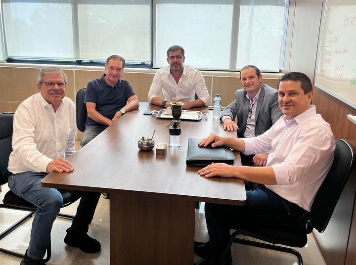Prefeito participa de reunião na Cohapar em Curitiba