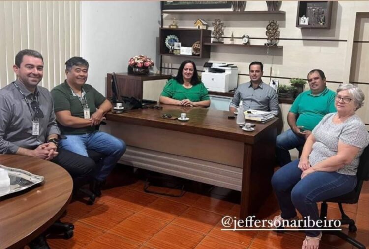 Prefeita Neila e equipe se reúnem com chefe do escritório da Cohapar