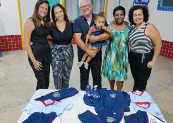 Prefeitura entrega uniformes escolares para alunos da rede municipal de ensino