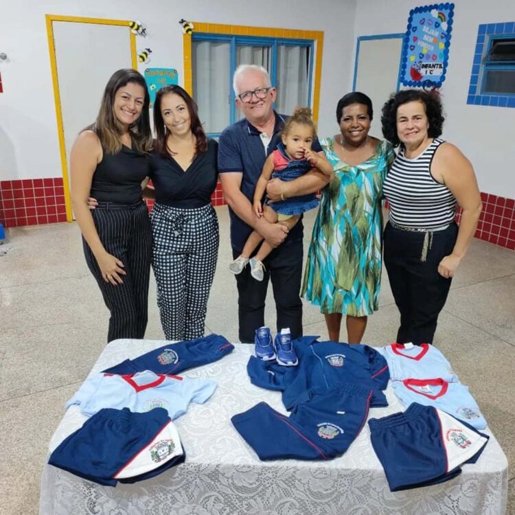 Prefeitura entrega uniformes escolares para alunos da rede municipal de ensino