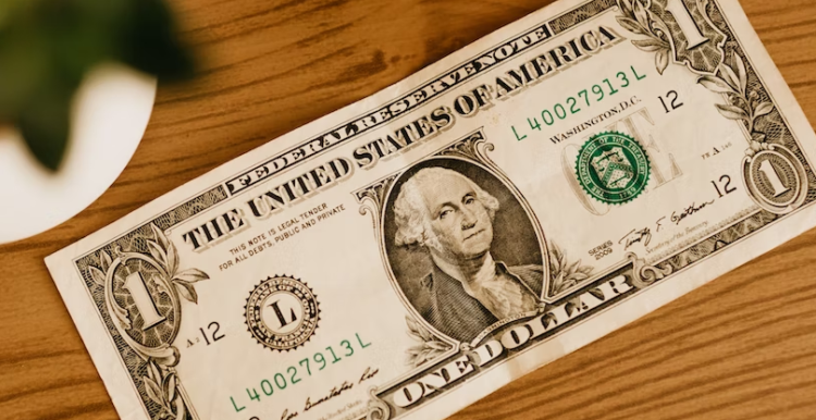 Dólar abre semana oscilando e após a fusão do UBS com o Credit Suisse