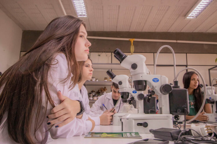 Ciência revolucionária: no Paraná, mulheres são maioria no sistema de ensino superior