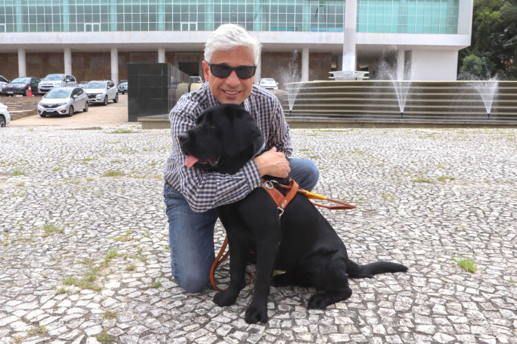Conheça Rock e Roberto Leite, cão-guia e servidor cego que vão trabalhar no Governo do Paraná