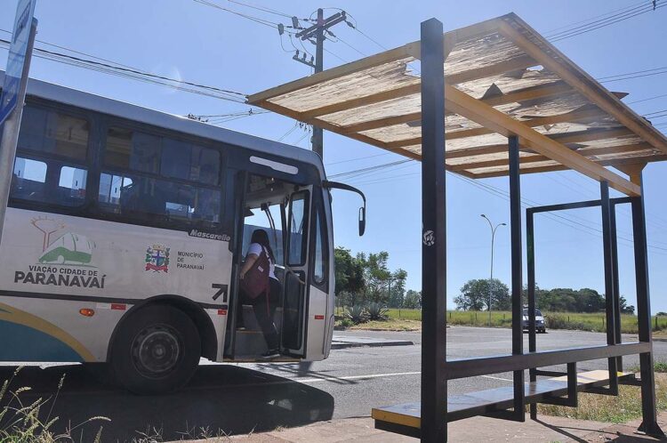 Passageiros reclamam das condições dos abrigos em pontos de parada de ônibus